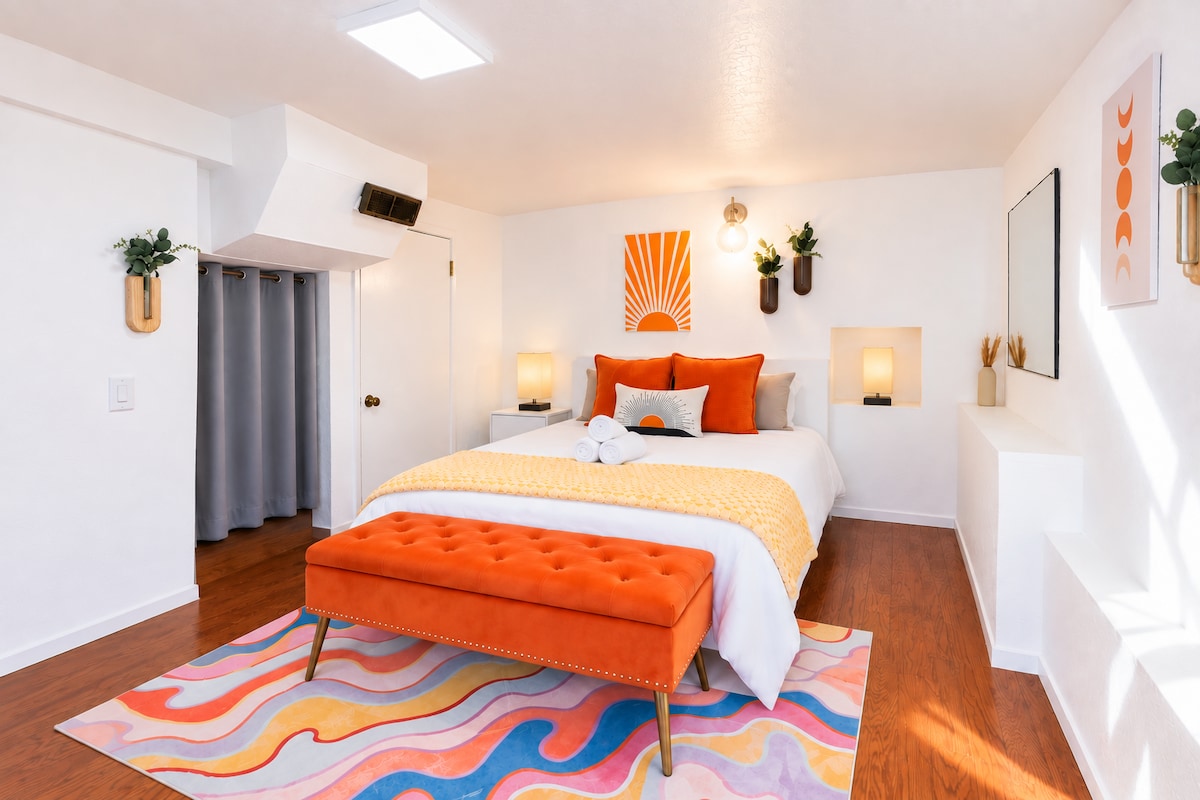 Studio bedroom with orange accents for one overnight guest